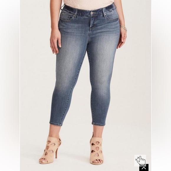 Torrid Bombshell crops 16 NWT (rs) - Picture 3 of 5